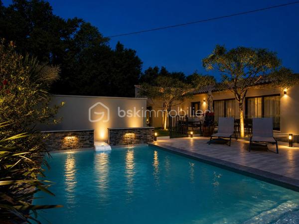 SAINT-DIDIER, VILLA DE PLAIN PIED de 106 m2. 
** PRESTATIONS HAUT DE GAMME ** MAITRISE DES DEPENSES ENERGETIQUES ** PISCINE ** 

Sur un terrain d'environ 430 m2, hors lotissement et dans un secteur très calme, superbe villa clés en main, entièrement de plain-pied de 106 m2 habitables, achevée en 2023. 

** L' AGENCEMENT ** 

- Un séjour lumineux de plus de 50 m2, prenant jour sur 2 baies vitrées permettant d'accéder à une terrasse carrelée plein SUD, avec cuisine ouverte CUSINELLA, électroménager de bonne facture entièrement intégré et ilot central.
- Une buanderie permettant la partie technique et du rangement 
- 3 chambres, chacune dotée de dressings
- Une salle de bain, avec double-vasque, baignoire et douche + des rangements 
- WC séparé 

** L' EXTERIEUR ** 

Exposé principalement au SUD, l'extérieur séduit par sa belle piscine au chlore de 6,5 x 3,5 au chlore avec plage immergée. Celle-ci est sécurisée par une enceinte vitrée discrète et un portillon aux normes NF. 
Le jardin, entièrement clôturé, permet de stationner jusqu'à 3 véhicules côté cour. Aucun vis à vis, aucune nuisance. 
Un cabanon de 20 m2 en bois permet de recevoir le matériel de jardinage ou les accessoires de la piscine comme le robot et la bâche d'hivernage. 

** LES PRESTATIONS ** 

- Menuiseries en PVC monobloc, fenêtre oscillo-battantes équipées de moustiquaires 
- Baies vitrées en ALU 
- Fibre optique 
- Réseau de télésurveillance sur smartphone
- Chauffage / climatisation par gainable sur pompe à chaleur 
- Portail automatique avec Visio 
- Volets roulants électriques reliés en domotique 
- Chauffe-eau thermodynamique

L'avis de l'expert : 

Mention spéciale pour cette maison ENTIEREMENT DE PLAIN-PIED, moderne, bien équipée et située dans un environnement que vous apprécierez pour sa qualité de vie et sa quiétude. Côté énergétique, un bien économe ( DPE en A ). Une villa facile à vivre, bien agencée et baignée de lumière, qu'il convient de visiter pour en ressentir tous les aouts.