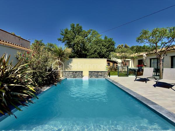 SAINT-DIDIER, VILLA DE PLAIN PIED de 106 m2. 
** PRESTATIONS HAUT DE GAMME ** MAITRISE DES DEPENSES ENERGETIQUES ** PISCINE ** 

Sur un terrain d'environ 430 m2, hors lotissement et dans un secteur très calme, superbe villa clés en main, entièrement de plain-pied de 106 m2 habitables, achevée en 2023. 

** L' AGENCEMENT ** 

- Un séjour lumineux de plus de 50 m2, prenant jour sur 2 baies vitrées permettant d'accéder à une terrasse carrelée plein SUD, avec cuisine ouverte CUSINELLA, électroménager de bonne facture entièrement intégré et ilot central.
- Une buanderie permettant la partie technique et du rangement 
- 3 chambres, chacune dotée de dressings
- Une salle de bain, avec double-vasque, baignoire et douche + des rangements 
- WC séparé 

** L' EXTERIEUR ** 

Exposé principalement au SUD, l'extérieur séduit par sa belle piscine au chlore de 6,5 x 3,5 au chlore avec plage immergée. Celle-ci est sécurisée par une enceinte vitrée discrète et un portillon aux normes NF. 
Le jardin, entièrement clôturé, permet de stationner jusqu'à 3 véhicules côté cour. Aucun vis à vis, aucune nuisance. 
Un cabanon de 20 m2 en bois permet de recevoir le matériel de jardinage ou les accessoires de la piscine comme le robot et la bâche d'hivernage. 

** LES PRESTATIONS ** 

- Menuiseries en PVC monobloc, fenêtre oscillo-battantes équipées de moustiquaires 
- Baies vitrées en ALU 
- Fibre optique 
- Réseau de télésurveillance sur smartphone
- Chauffage / climatisation par gainable sur pompe à chaleur 
- Portail automatique avec Visio 
- Volets roulants électriques reliés en domotique 
- Chauffe-eau thermodynamique

L'avis de l'expert : 

Mention spéciale pour cette maison ENTIEREMENT DE PLAIN-PIED, moderne, bien équipée et située dans un environnement que vous apprécierez pour sa qualité de vie et sa quiétude. Côté énergétique, un bien économe ( DPE en A ). Une villa facile à vivre, bien agencée et baignée de lumière, qu'il convient de visiter pour en ressentir tous les aouts.