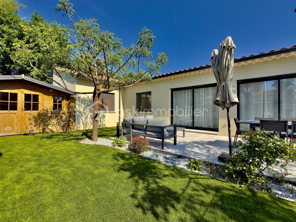 SAINT-DIDIER, VILLA DE PLAIN PIED de 106 m2. 
** PRESTATIONS HAUT DE GAMME ** MAITRISE DES DEPENSES ENERGETIQUES ** PISCINE ** 

Sur un terrain d'environ 430 m2, hors lotissement et dans un secteur très calme, superbe villa clés en main, entièrement de plain-pied de 106 m2 habitables, achevée en 2023. 

** L' AGENCEMENT ** 

- Un séjour lumineux de plus de 50 m2, prenant jour sur 2 baies vitrées permettant d'accéder à une terrasse carrelée plein SUD, avec cuisine ouverte CUSINELLA, électroménager de bonne facture entièrement intégré et ilot central.
- Une buanderie permettant la partie technique et du rangement 
- 3 chambres, chacune dotée de dressings
- Une salle de bain, avec double-vasque, baignoire et douche + des rangements 
- WC séparé 

** L' EXTERIEUR ** 

Exposé principalement au SUD, l'extérieur séduit par sa belle piscine au chlore de 6,5 x 3,5 au chlore avec plage immergée. Celle-ci est sécurisée par une enceinte vitrée discrète et un portillon aux normes NF. 
Le jardin, entièrement clôturé, permet de stationner jusqu'à 3 véhicules côté cour. Aucun vis à vis, aucune nuisance. 
Un cabanon de 20 m2 en bois permet de recevoir le matériel de jardinage ou les accessoires de la piscine comme le robot et la bâche d'hivernage. 

** LES PRESTATIONS ** 

- Menuiseries en PVC monobloc, fenêtre oscillo-battantes équipées de moustiquaires 
- Baies vitrées en ALU 
- Fibre optique 
- Réseau de télésurveillance sur smartphone
- Chauffage / climatisation par gainable sur pompe à chaleur 
- Portail automatique avec Visio 
- Volets roulants électriques reliés en domotique 
- Chauffe-eau thermodynamique

L'avis de l'expert : 

Mention spéciale pour cette maison ENTIEREMENT DE PLAIN-PIED, moderne, bien équipée et située dans un environnement que vous apprécierez pour sa qualité de vie et sa quiétude. Côté énergétique, un bien économe ( DPE en A ). Une villa facile à vivre, bien agencée et baignée de lumière, qu'il convient de visiter pour en ressentir tous les aouts.
