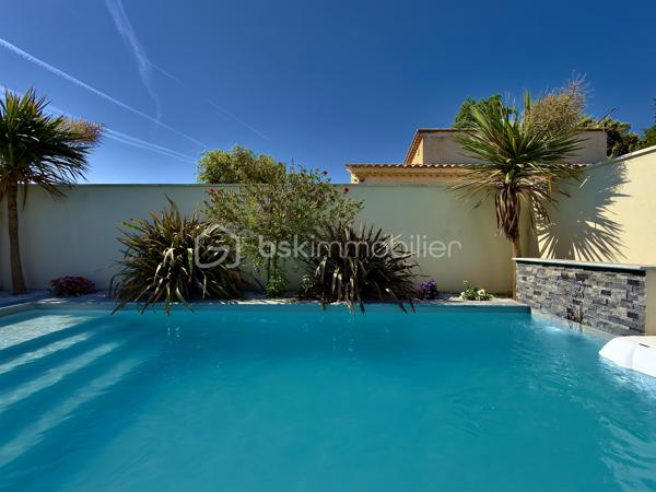 SAINT-DIDIER, VILLA DE PLAIN PIED de 106 m2. 
** PRESTATIONS HAUT DE GAMME ** MAITRISE DES DEPENSES ENERGETIQUES ** PISCINE ** 

Sur un terrain d'environ 430 m2, hors lotissement et dans un secteur très calme, superbe villa clés en main, entièrement de plain-pied de 106 m2 habitables, achevée en 2023. 

** L' AGENCEMENT ** 

- Un séjour lumineux de plus de 50 m2, prenant jour sur 2 baies vitrées permettant d'accéder à une terrasse carrelée plein SUD, avec cuisine ouverte CUSINELLA, électroménager de bonne facture entièrement intégré et ilot central.
- Une buanderie permettant la partie technique et du rangement 
- 3 chambres, chacune dotée de dressings
- Une salle de bain, avec double-vasque, baignoire et douche + des rangements 
- WC séparé 

** L' EXTERIEUR ** 

Exposé principalement au SUD, l'extérieur séduit par sa belle piscine au chlore de 6,5 x 3,5 au chlore avec plage immergée. Celle-ci est sécurisée par une enceinte vitrée discrète et un portillon aux normes NF. 
Le jardin, entièrement clôturé, permet de stationner jusqu'à 3 véhicules côté cour. Aucun vis à vis, aucune nuisance. 
Un cabanon de 20 m2 en bois permet de recevoir le matériel de jardinage ou les accessoires de la piscine comme le robot et la bâche d'hivernage. 

** LES PRESTATIONS ** 

- Menuiseries en PVC monobloc, fenêtre oscillo-battantes équipées de moustiquaires 
- Baies vitrées en ALU 
- Fibre optique 
- Réseau de télésurveillance sur smartphone
- Chauffage / climatisation par gainable sur pompe à chaleur 
- Portail automatique avec Visio 
- Volets roulants électriques reliés en domotique 
- Chauffe-eau thermodynamique

L'avis de l'expert : 

Mention spéciale pour cette maison ENTIEREMENT DE PLAIN-PIED, moderne, bien équipée et située dans un environnement que vous apprécierez pour sa qualité de vie et sa quiétude. Côté énergétique, un bien économe ( DPE en A ). Une villa facile à vivre, bien agencée et baignée de lumière, qu'il convient de visiter pour en ressentir tous les aouts.