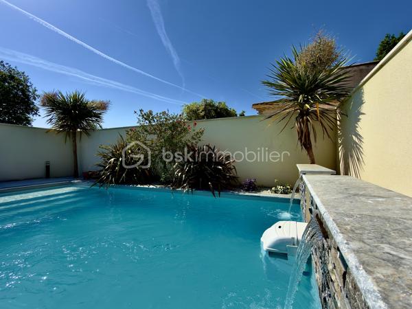 SAINT-DIDIER, VILLA DE PLAIN PIED de 106 m2. 
** PRESTATIONS HAUT DE GAMME ** MAITRISE DES DEPENSES ENERGETIQUES ** PISCINE ** 

Sur un terrain d'environ 430 m2, hors lotissement et dans un secteur très calme, superbe villa clés en main, entièrement de plain-pied de 106 m2 habitables, achevée en 2023. 

** L' AGENCEMENT ** 

- Un séjour lumineux de plus de 50 m2, prenant jour sur 2 baies vitrées permettant d'accéder à une terrasse carrelée plein SUD, avec cuisine ouverte CUSINELLA, électroménager de bonne facture entièrement intégré et ilot central.
- Une buanderie permettant la partie technique et du rangement 
- 3 chambres, chacune dotée de dressings
- Une salle de bain, avec double-vasque, baignoire et douche + des rangements 
- WC séparé 

** L' EXTERIEUR ** 

Exposé principalement au SUD, l'extérieur séduit par sa belle piscine au chlore de 6,5 x 3,5 au chlore avec plage immergée. Celle-ci est sécurisée par une enceinte vitrée discrète et un portillon aux normes NF. 
Le jardin, entièrement clôturé, permet de stationner jusqu'à 3 véhicules côté cour. Aucun vis à vis, aucune nuisance. 
Un cabanon de 20 m2 en bois permet de recevoir le matériel de jardinage ou les accessoires de la piscine comme le robot et la bâche d'hivernage. 

** LES PRESTATIONS ** 

- Menuiseries en PVC monobloc, fenêtre oscillo-battantes équipées de moustiquaires 
- Baies vitrées en ALU 
- Fibre optique 
- Réseau de télésurveillance sur smartphone
- Chauffage / climatisation par gainable sur pompe à chaleur 
- Portail automatique avec Visio 
- Volets roulants électriques reliés en domotique 
- Chauffe-eau thermodynamique

L'avis de l'expert : 

Mention spéciale pour cette maison ENTIEREMENT DE PLAIN-PIED, moderne, bien équipée et située dans un environnement que vous apprécierez pour sa qualité de vie et sa quiétude. Côté énergétique, un bien économe ( DPE en A ). Une villa facile à vivre, bien agencée et baignée de lumière, qu'il convient de visiter pour en ressentir tous les aouts.