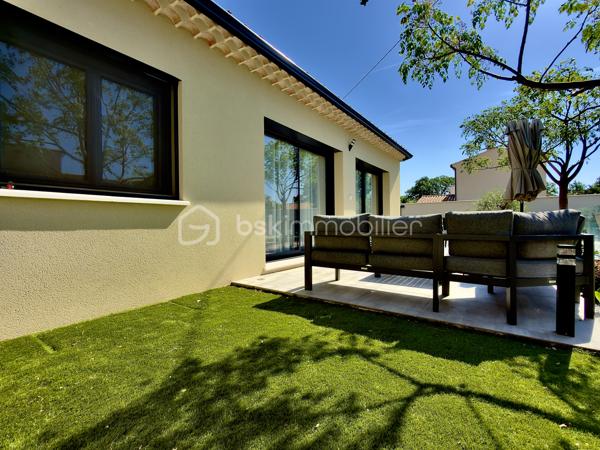 SAINT-DIDIER, VILLA DE PLAIN PIED de 106 m2. 
** PRESTATIONS HAUT DE GAMME ** MAITRISE DES DEPENSES ENERGETIQUES ** PISCINE ** 

Sur un terrain d'environ 430 m2, hors lotissement et dans un secteur très calme, superbe villa clés en main, entièrement de plain-pied de 106 m2 habitables, achevée en 2023. 

** L' AGENCEMENT ** 

- Un séjour lumineux de plus de 50 m2, prenant jour sur 2 baies vitrées permettant d'accéder à une terrasse carrelée plein SUD, avec cuisine ouverte CUSINELLA, électroménager de bonne facture entièrement intégré et ilot central.
- Une buanderie permettant la partie technique et du rangement 
- 3 chambres, chacune dotée de dressings
- Une salle de bain, avec double-vasque, baignoire et douche + des rangements 
- WC séparé 

** L' EXTERIEUR ** 

Exposé principalement au SUD, l'extérieur séduit par sa belle piscine au chlore de 6,5 x 3,5 au chlore avec plage immergée. Celle-ci est sécurisée par une enceinte vitrée discrète et un portillon aux normes NF. 
Le jardin, entièrement clôturé, permet de stationner jusqu'à 3 véhicules côté cour. Aucun vis à vis, aucune nuisance. 
Un cabanon de 20 m2 en bois permet de recevoir le matériel de jardinage ou les accessoires de la piscine comme le robot et la bâche d'hivernage. 

** LES PRESTATIONS ** 

- Menuiseries en PVC monobloc, fenêtre oscillo-battantes équipées de moustiquaires 
- Baies vitrées en ALU 
- Fibre optique 
- Réseau de télésurveillance sur smartphone
- Chauffage / climatisation par gainable sur pompe à chaleur 
- Portail automatique avec Visio 
- Volets roulants électriques reliés en domotique 
- Chauffe-eau thermodynamique

L'avis de l'expert : 

Mention spéciale pour cette maison ENTIEREMENT DE PLAIN-PIED, moderne, bien équipée et située dans un environnement que vous apprécierez pour sa qualité de vie et sa quiétude. Côté énergétique, un bien économe ( DPE en A ). Une villa facile à vivre, bien agencée et baignée de lumière, qu'il convient de visiter pour en ressentir tous les aouts.