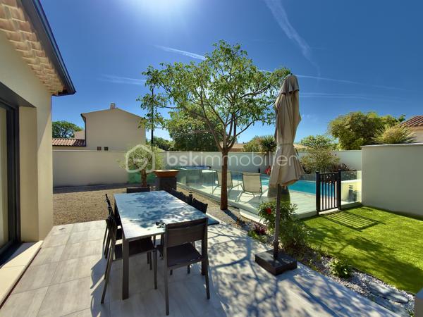 SAINT-DIDIER, VILLA DE PLAIN PIED de 106 m2. 
** PRESTATIONS HAUT DE GAMME ** MAITRISE DES DEPENSES ENERGETIQUES ** PISCINE ** 

Sur un terrain d'environ 430 m2, hors lotissement et dans un secteur très calme, superbe villa clés en main, entièrement de plain-pied de 106 m2 habitables, achevée en 2023. 

** L' AGENCEMENT ** 

- Un séjour lumineux de plus de 50 m2, prenant jour sur 2 baies vitrées permettant d'accéder à une terrasse carrelée plein SUD, avec cuisine ouverte CUSINELLA, électroménager de bonne facture entièrement intégré et ilot central.
- Une buanderie permettant la partie technique et du rangement 
- 3 chambres, chacune dotée de dressings
- Une salle de bain, avec double-vasque, baignoire et douche + des rangements 
- WC séparé 

** L' EXTERIEUR ** 

Exposé principalement au SUD, l'extérieur séduit par sa belle piscine au chlore de 6,5 x 3,5 au chlore avec plage immergée. Celle-ci est sécurisée par une enceinte vitrée discrète et un portillon aux normes NF. 
Le jardin, entièrement clôturé, permet de stationner jusqu'à 3 véhicules côté cour. Aucun vis à vis, aucune nuisance. 
Un cabanon de 20 m2 en bois permet de recevoir le matériel de jardinage ou les accessoires de la piscine comme le robot et la bâche d'hivernage. 

** LES PRESTATIONS ** 

- Menuiseries en PVC monobloc, fenêtre oscillo-battantes équipées de moustiquaires 
- Baies vitrées en ALU 
- Fibre optique 
- Réseau de télésurveillance sur smartphone
- Chauffage / climatisation par gainable sur pompe à chaleur 
- Portail automatique avec Visio 
- Volets roulants électriques reliés en domotique 
- Chauffe-eau thermodynamique

L'avis de l'expert : 

Mention spéciale pour cette maison ENTIEREMENT DE PLAIN-PIED, moderne, bien équipée et située dans un environnement que vous apprécierez pour sa qualité de vie et sa quiétude. Côté énergétique, un bien économe ( DPE en A ). Une villa facile à vivre, bien agencée et baignée de lumière, qu'il convient de visiter pour en ressentir tous les aouts.
