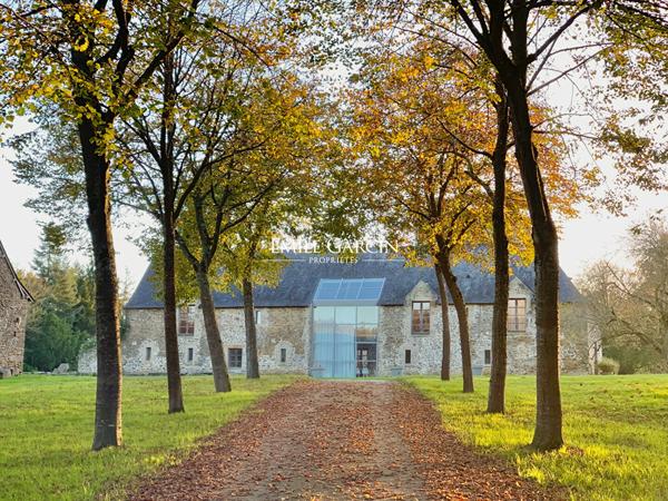 À vendre - Pays de la Loire, chateau, et dépendances en Mayenne