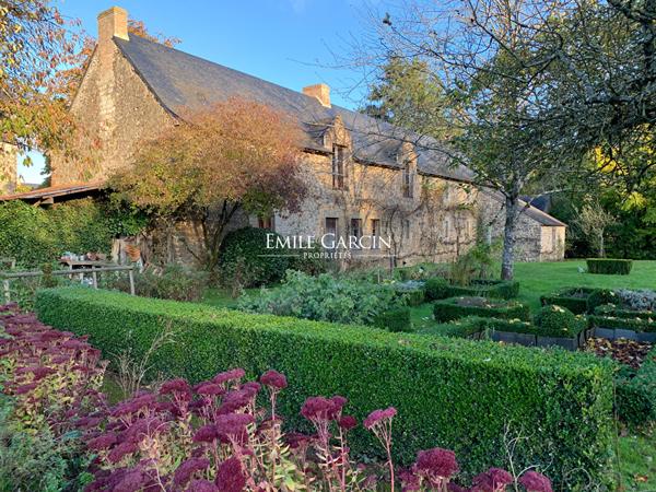 À vendre - Pays de la Loire, chateau, et dépendances en Mayenne