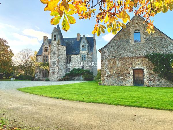À vendre - Pays de la Loire, chateau, et dépendances en Mayenne