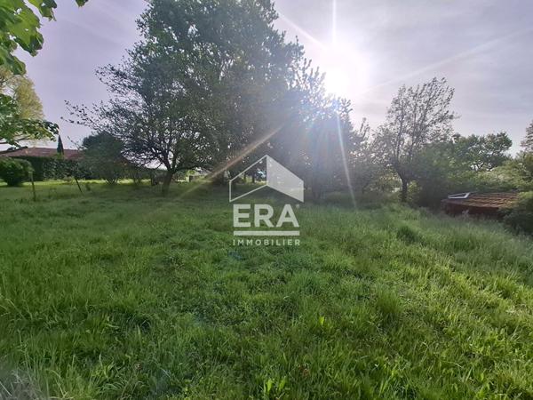 Belle parcelle plate hors lotissement, viabilisée en partie