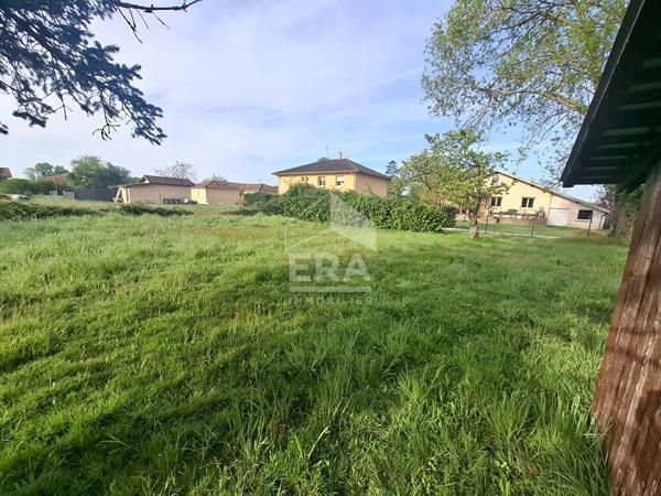 Belle parcelle plate hors lotissement, viabilisée en partie