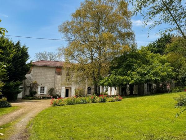 PETITE PROPRIETE ATYPIQUE AVEC CHAPELLE - PISCINE