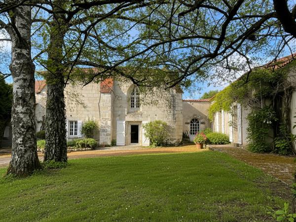 PETITE PROPRIETE ATYPIQUE AVEC CHAPELLE - PISCINE