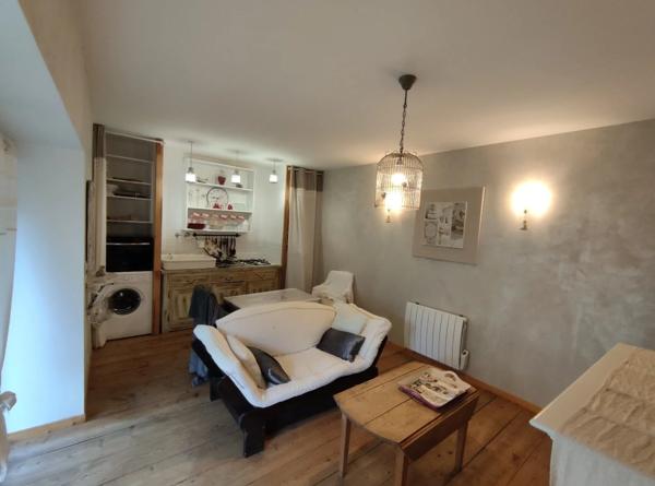 Belle demeure de 446 m² hab datant du 13ème et 17ème siécle avec nombreuses dépendances