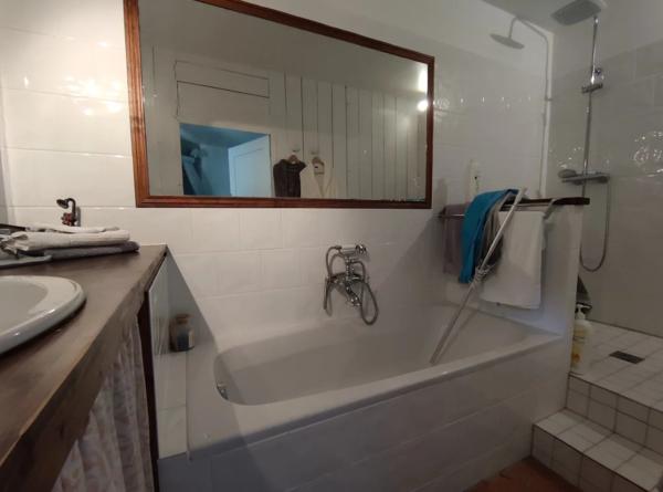 Belle demeure de 446 m² hab datant du 13ème et 17ème siécle avec nombreuses dépendances