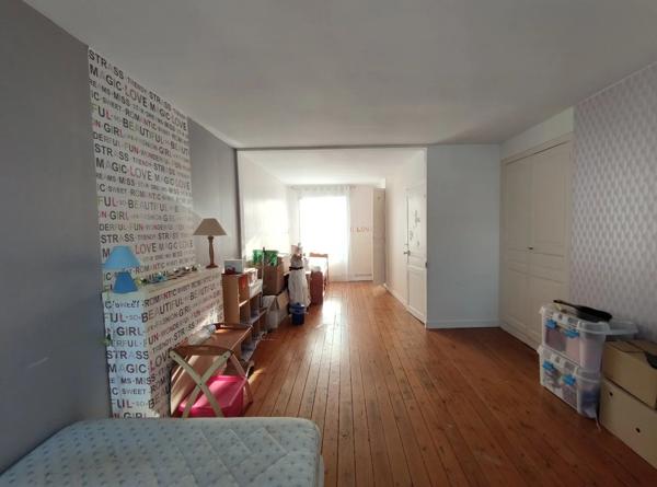 Belle demeure de 446 m² hab datant du 13ème et 17ème siécle avec nombreuses dépendances