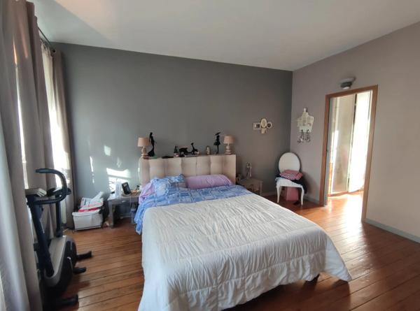 Belle demeure de 446 m² hab datant du 13ème et 17ème siécle avec nombreuses dépendances