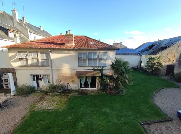 Belle demeure de 446 m² hab datant du 13ème et 17ème siécle avec nombreuses dépendances
