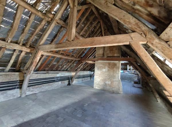 Belle demeure de 446 m² hab datant du 13ème et 17ème siécle avec nombreuses dépendances
