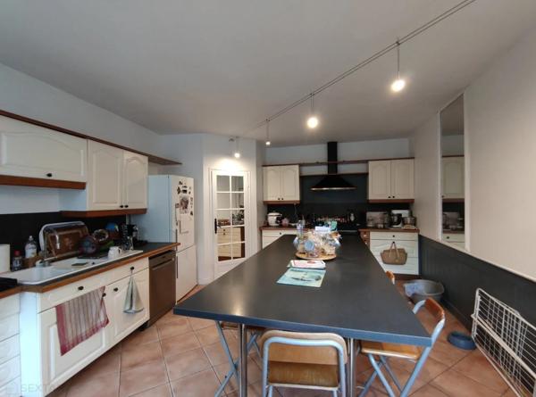 Belle demeure de 446 m² hab datant du 13ème et 17ème siécle avec nombreuses dépendances