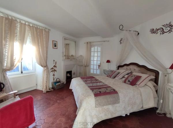 Belle demeure de 446 m² hab datant du 13ème et 17ème siécle avec nombreuses dépendances