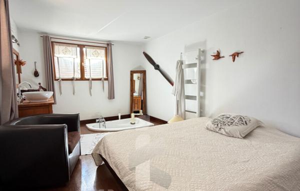 Maison avec studio et grand hangar   Plein centre de Salles