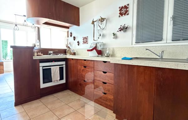 Maison avec studio et grand hangar   Plein centre de Salles