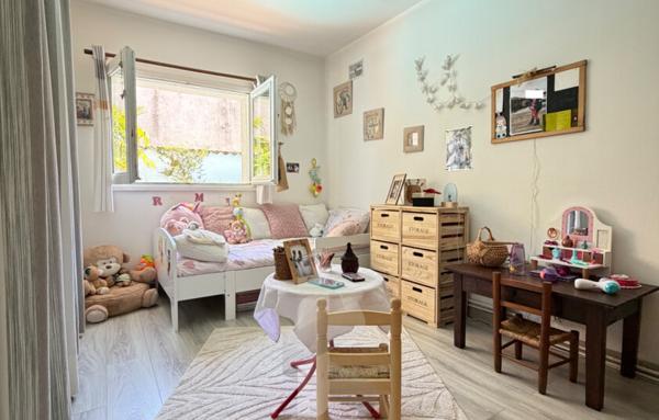 Maison avec studio et grand hangar   Plein centre de Salles