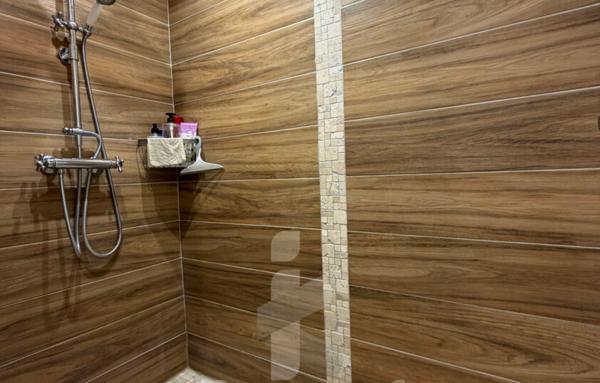 Maison avec studio et grand hangar   Plein centre de Salles