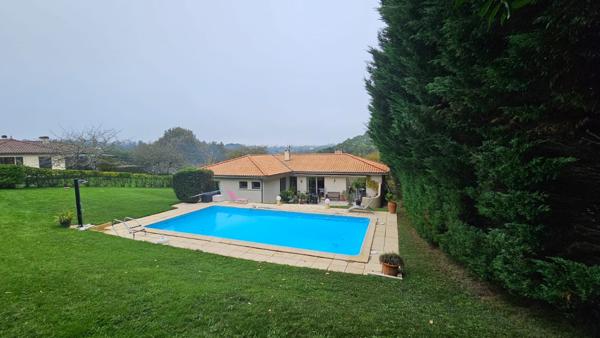 Maison de 165m² + sous-sol de 180m², le tout sur 1756m² avec piscine