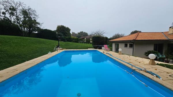Maison de 165m² + sous-sol de 180m², le tout sur 1756m² avec piscine