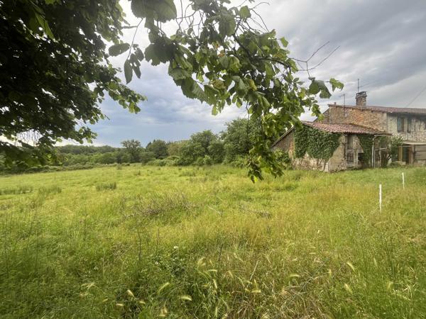 TERRAIN CONSTRUCTIBLE NON VIABILISE AVEC BATIMENT EN PIERRES