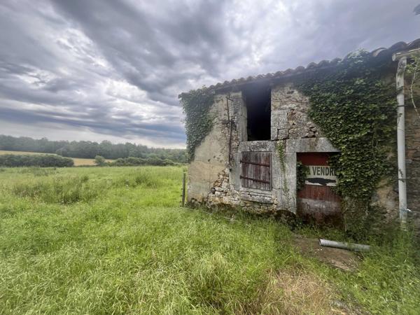 TERRAIN CONSTRUCTIBLE NON VIABILISE AVEC BATIMENT EN PIERRES