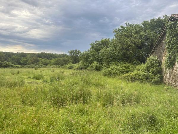 TERRAIN CONSTRUCTIBLE NON VIABILISE AVEC BATIMENT EN PIERRES