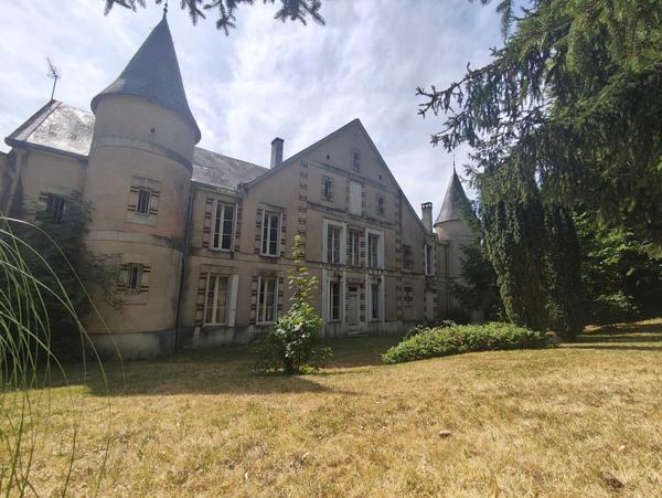 MANOIR DU 19°SIECLE DANS UN ECRIN DE VERDURE