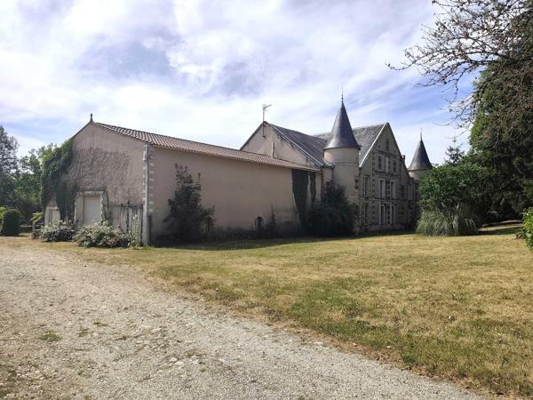 MANOIR DU 19°SIECLE DANS UN ECRIN DE VERDURE