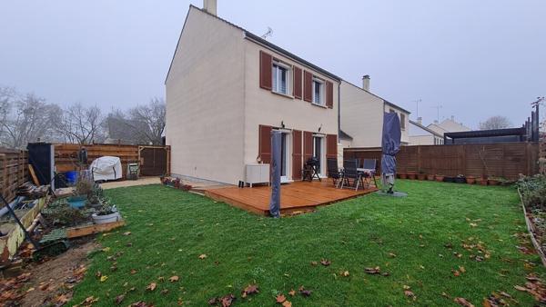 Maison 95 m², salon/séjour, 3 ch, salle d’eau, garage / terrain 456 m²