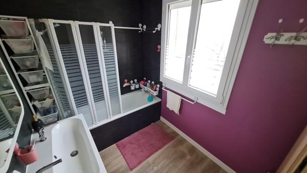 Maison 95 m², salon/séjour, 3 ch, salle d’eau, garage / terrain 456 m²