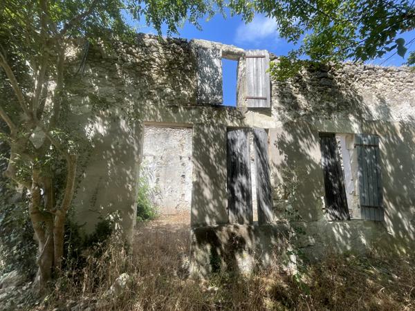 Idéal investisseur, Ensemble immobilier 168 m² à reconstruire entièrement, centre ville Casteljaloux 47700 Rare à Casteljaloux ! Au cœur de la ville, à proximité du collège, découvrez cette ancienne maison à réhabiliter entièrement, offrant un très beau potentiel pour la création de deux logements indépendants. Détails des diagnostics énergétiques