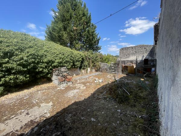 Idéal investisseur, Ensemble immobilier 168 m² à reconstruire entièrement, centre ville Casteljaloux 47700 Rare à Casteljaloux ! Au cœur de la ville, à proximité du collège, découvrez cette ancienne maison à réhabiliter entièrement, offrant un très beau potentiel pour la création de deux logements indépendants. Détails des diagnostics énergétiques