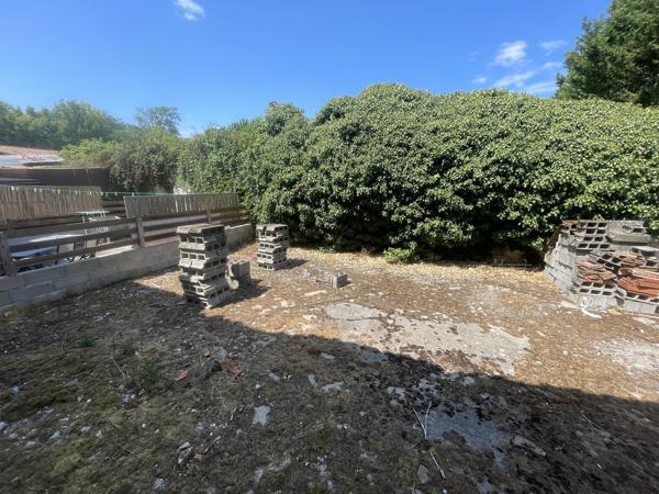 Idéal investisseur, Ensemble immobilier 168 m² à reconstruire entièrement, centre ville Casteljaloux 47700 Rare à Casteljaloux ! Au cœur de la ville, à proximité du collège, découvrez cette ancienne maison à réhabiliter entièrement, offrant un très beau potentiel pour la création de deux logements indépendants. Détails des diagnostics énergétiques