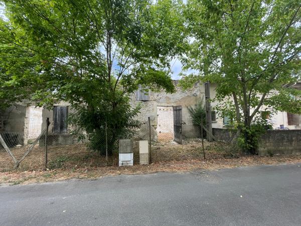 Idéal investisseur, Ensemble immobilier 168 m² à reconstruire entièrement, centre ville Casteljaloux 47700 Rare à Casteljaloux ! Au cœur de la ville, à proximité du collège, découvrez cette ancienne maison à réhabiliter entièrement, offrant un très beau potentiel pour la création de deux logements indépendants. Détails des diagnostics énergétiques