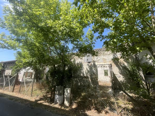Idéal investisseur, Ensemble immobilier 168 m² à reconstruire entièrement, centre ville Casteljaloux 47700 Rare à Casteljaloux ! Au cœur de la ville, à proximité du collège, découvrez cette ancienne maison à réhabiliter entièrement, offrant un très beau potentiel pour la création de deux logements indépendants. Détails des diagnostics énergétiques