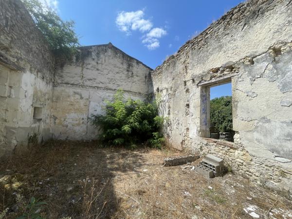 Idéal investisseur, Ensemble immobilier 168 m² à reconstruire entièrement, centre ville Casteljaloux 47700 Rare à Casteljaloux ! Au cœur de la ville, à proximité du collège, découvrez cette ancienne maison à réhabiliter entièrement, offrant un très beau potentiel pour la création de deux logements indépendants. Détails des diagnostics énergétiques