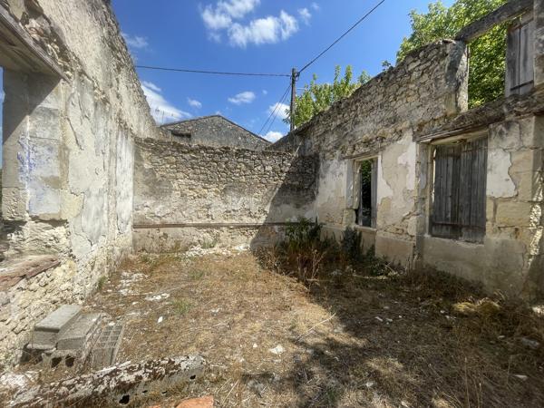 Idéal investisseur, Ensemble immobilier 168 m² à reconstruire entièrement, centre ville Casteljaloux 47700 Rare à Casteljaloux ! Au cœur de la ville, à proximité du collège, découvrez cette ancienne maison à réhabiliter entièrement, offrant un très beau potentiel pour la création de deux logements indépendants. Détails des diagnostics énergétiques