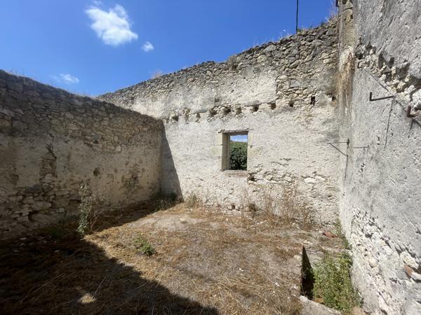 Idéal investisseur, Ensemble immobilier 168 m² à reconstruire entièrement, centre ville Casteljaloux 47700 Rare à Casteljaloux ! Au cœur de la ville, à proximité du collège, découvrez cette ancienne maison à réhabiliter entièrement, offrant un très beau potentiel pour la création de deux logements indépendants. Détails des diagnostics énergétiques