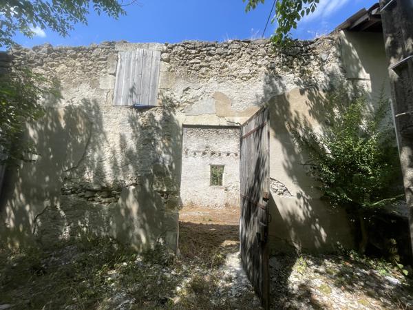 Idéal investisseur, Ensemble immobilier 168 m² à reconstruire entièrement, centre ville Casteljaloux 47700 Rare à Casteljaloux ! Au cœur de la ville, à proximité du collège, découvrez cette ancienne maison à réhabiliter entièrement, offrant un très beau potentiel pour la création de deux logements indépendants. Détails des diagnostics énergétiques