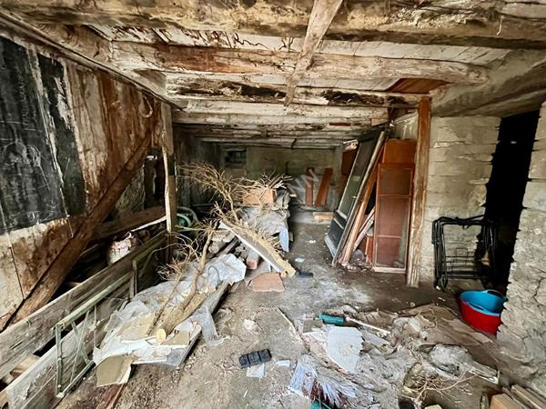 Bâtisse à rénover avec possibilité de créer 2 logements, gros potentiel  sur la commune de Val Suran