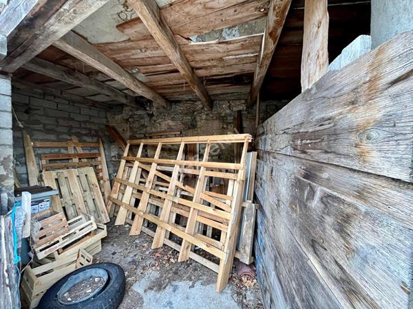 Bâtisse à rénover avec possibilité de créer 2 logements, gros potentiel  sur la commune de Val Suran