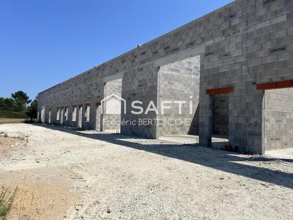 Bâtiment industriel non fini implanté dans une zone industrielle dynamique.