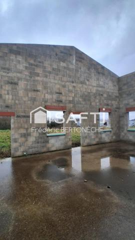 Bâtiment industriel non fini implanté dans une zone industrielle dynamique.
