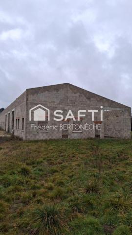 Bâtiment industriel non fini implanté dans une zone industrielle dynamique.