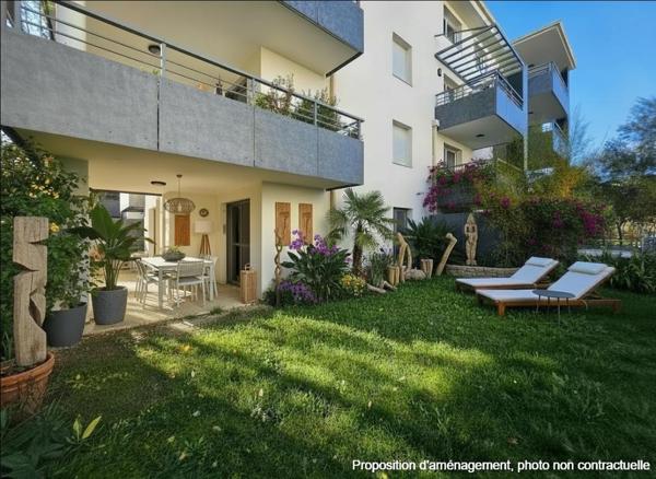 En RDC d'une résidence prisée, BEL APPARTEMENT T3 DE 67 M²  avec jardin, place de parking, terrasse et possibilité de garage en sus